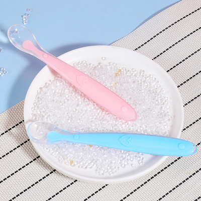 Cucchiaio per bambini in silicone con imballaggio personalizzato con colore e logo opzionali