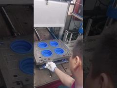 Uno sguardo più da vicino: imbuto pieghevole in silicone alimentare a collo lungo color Pantone FDA