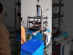 Lo stampaggio a macchina rimuove le sbavature, sostituendo il funzionamento manuale, rendendolo comodo e veloce.